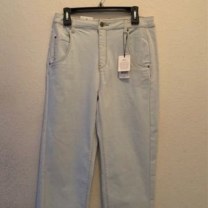 ✨HP✨NWT a loves a blue light wash cropped jeans